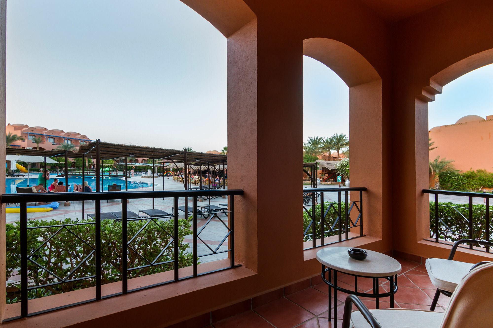 ホテル Jaz Makadi Oasis Club エクステリア 写真